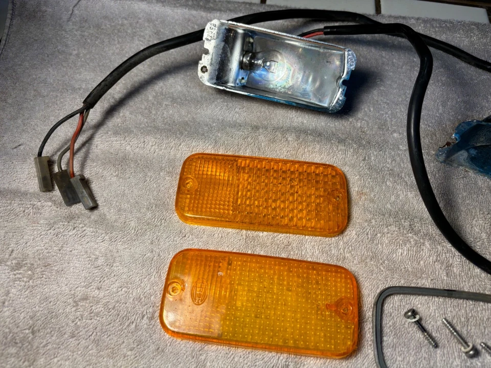 Piezas de lámpara de estacionamiento Volkswagen Dasher usadas SAE IP 76 Foto 2 de 4