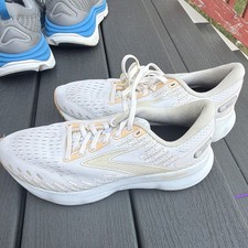 Brooks Women s Glycerin 20 Low Top Lace Up Mesh Sneaker White/Grey/Peach
