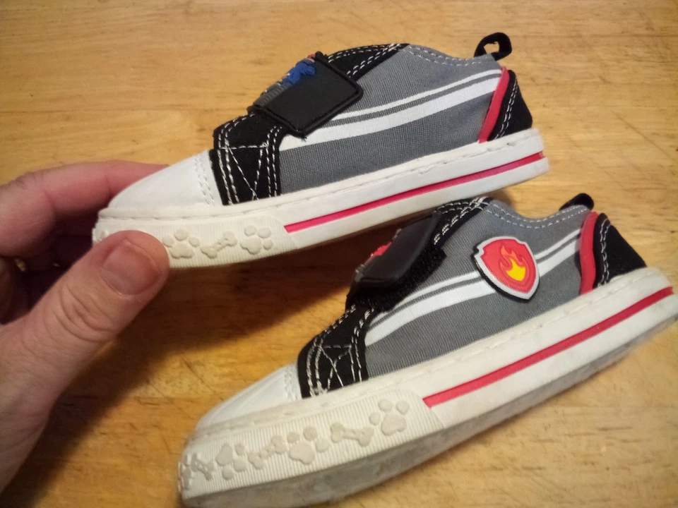 Sapatos infantis masculinos Nickelodeon Paw-Patrol tamanho 8 excelente estado - Imagem 3 de 4