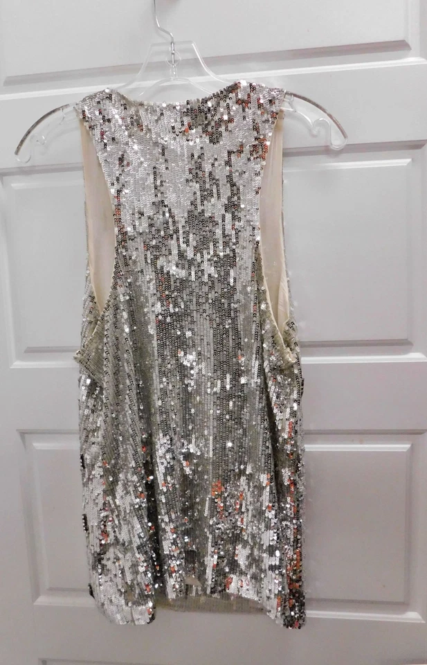Camiseta sin mangas Alice + Olivia talla L lentejuelas plateada relajada brillante adornada forrada Foto 2 de 4