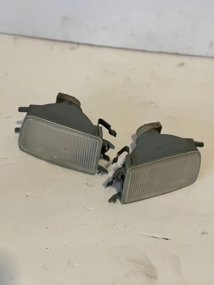 1993-1998 VW JETTA SEDAN FRONT CORNER SIDE TURN SIGNAL MARKER LIGHT PAIR SET - Image 2 of 4