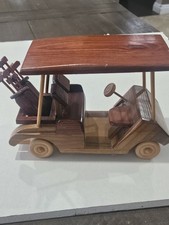 Carro de golf de madera artesanal artículo coleccionable o decorativo.Una rueda está agrietada