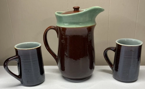 Red Wing Stoneware Pottery Oomph Style Pitcher, Lid ,2 Mugs Village Green/ Brown