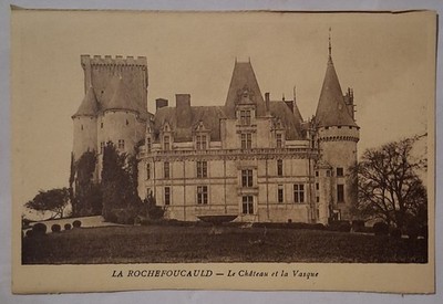 CPA LA ROCHEFOUCAULD - Le Château et la Vasque