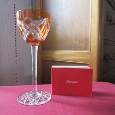 verre roemer de couleur orange en cristal de baccarat signé