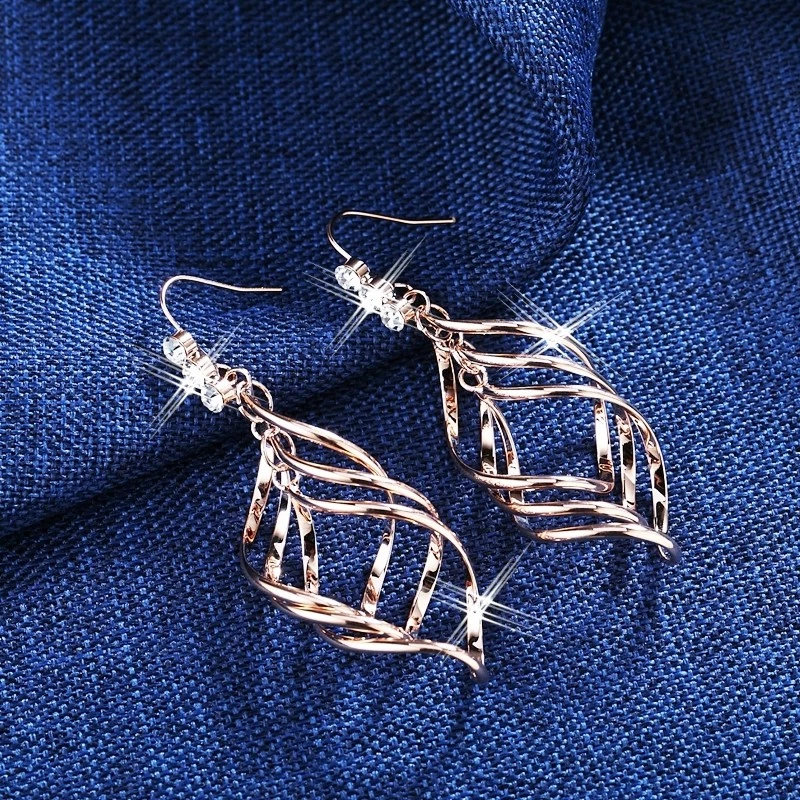 18K Rose Gold GF Simulated Crystal Twisted Rhombus Spiral Drop Dangle Earrings Foto 4 de 4