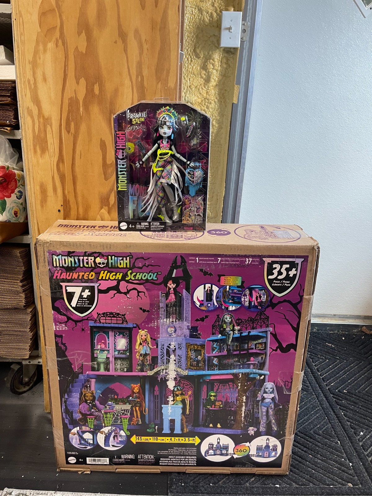 Monster High Haunted High School Playset with 7 Play Areas NEW 1 DOLL INCLUDED
