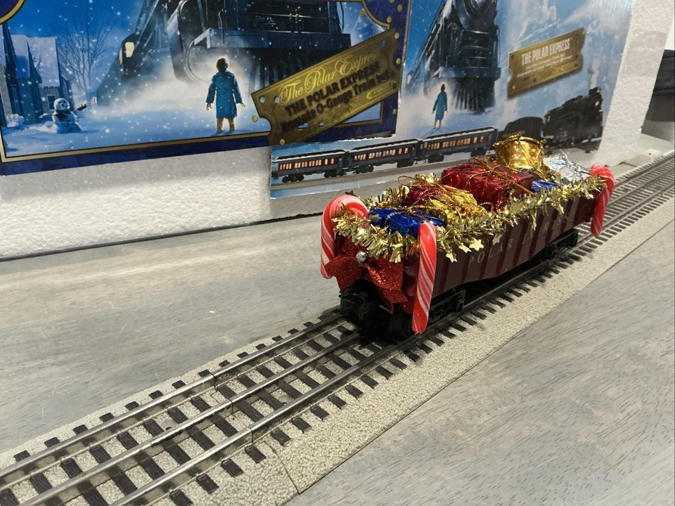 Lionel POLAR EXPRESS CUSTOM CHRISTMAS GONDOLA WITH PRESENTS P2 - Image 2 of 4