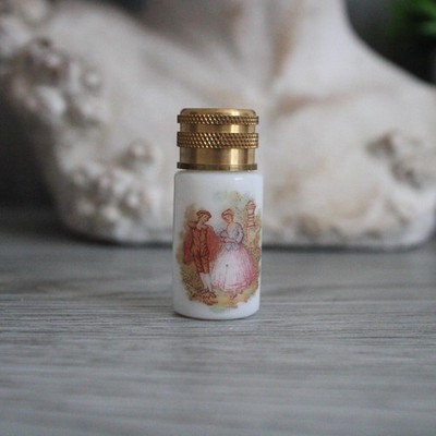 4 cm hoch, Opalglas Taschenflasche, galante Szene von Fragonard
