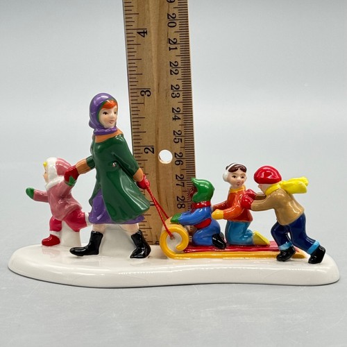 GITA SCUOLA MATERNA 799969 Dept 56 SNOW VILLAGE asilo nido bambini slitta nella neve - Foto 7 di 7
