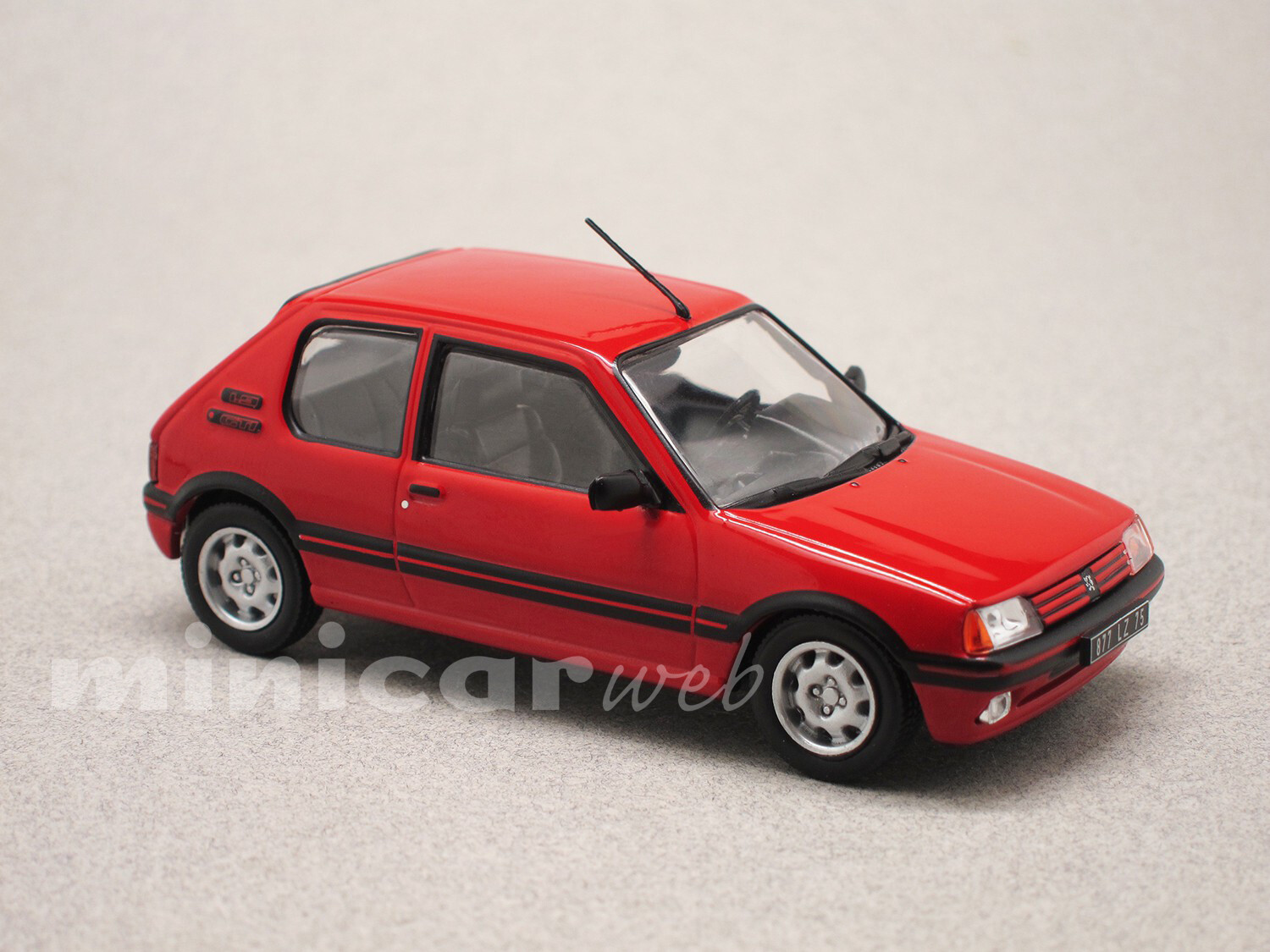 Peugeot 205 GTI 1.9 rouge 1/43 miniature Odeon 078 objet déco vintage pour bureau