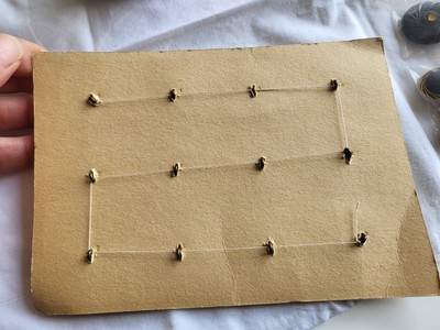 Plaque De 24 Boutons Anciens - Crème Effet Corne, Pied Métal Lourd, 1.7 Cm, Occasion