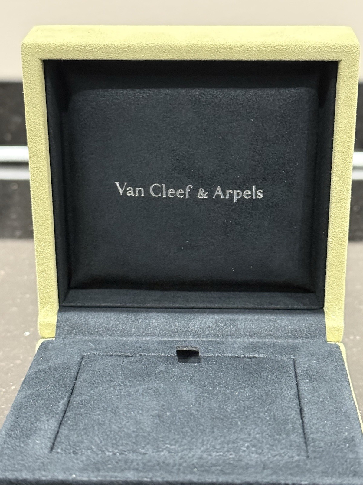 VAN CLEEF & ARPELS MAGIC PENDANT/ MEDIUM SIZED NECKLACE GIFT BOX SET (EMPTY) thumbnail 2