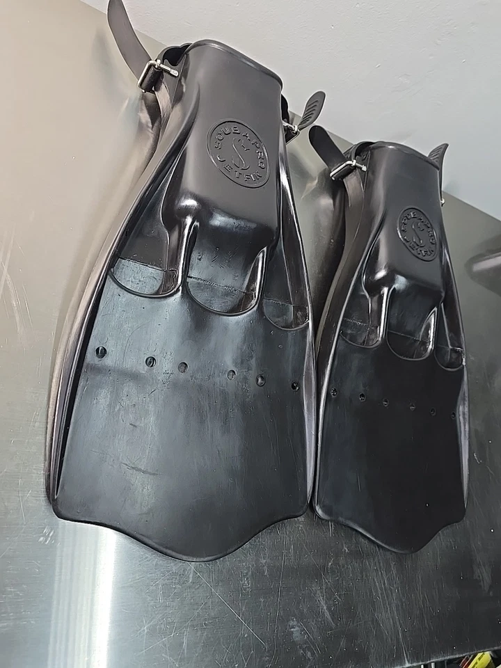 Aletas de buceo de goma negras con diseño ventilado de aleta de chorro SCUBAPRO hechas en EE. UU. Foto 4 de 4