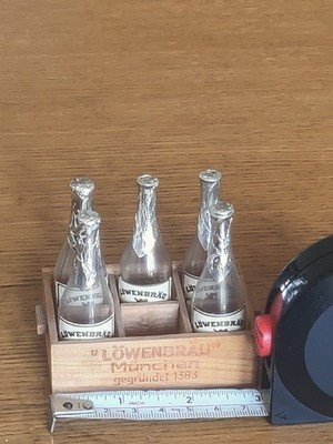 Vintage Miniatur Löwenbräu Flaschenset in Miniatur Holz Löwenbräu Kiste