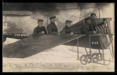 Photo Postcard Young Soldiers Looking at the Landscape from an Airplane, Stu 