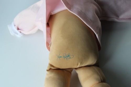 Muñeca niña Cabbage Patch con pelo castaño y camisón rosa - Imagen 7 de 7