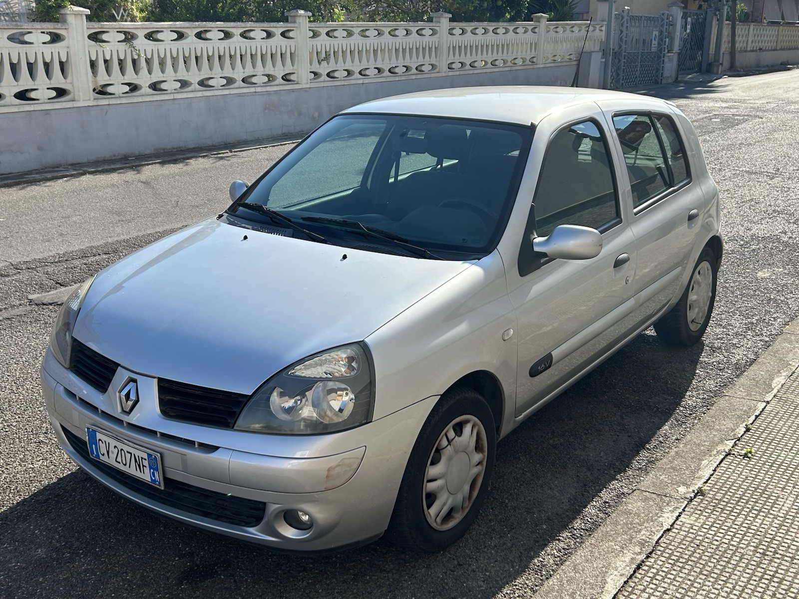 Vendesi Renault Clio Cilindrata 1200 16 V 55 Kw Anno 2005