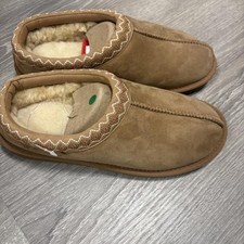 Unisex Kirkland Slippers. Men  s 7. Women  s 8. B29. D21.