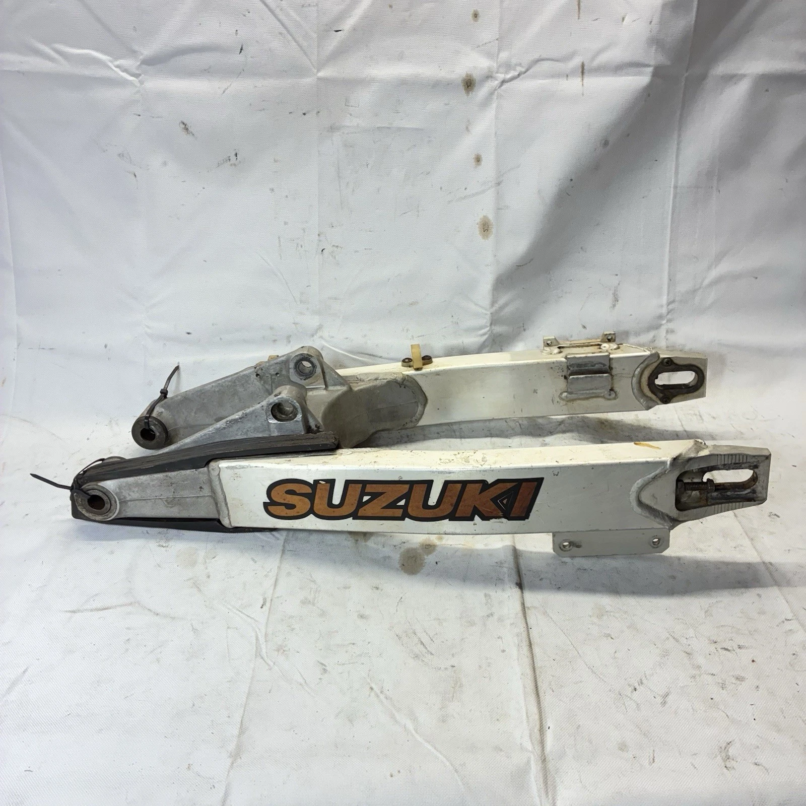 89-92 1991 Suzuki RM250 OEM Swingarm Swing Arm Suspension Guard 61000-28C22