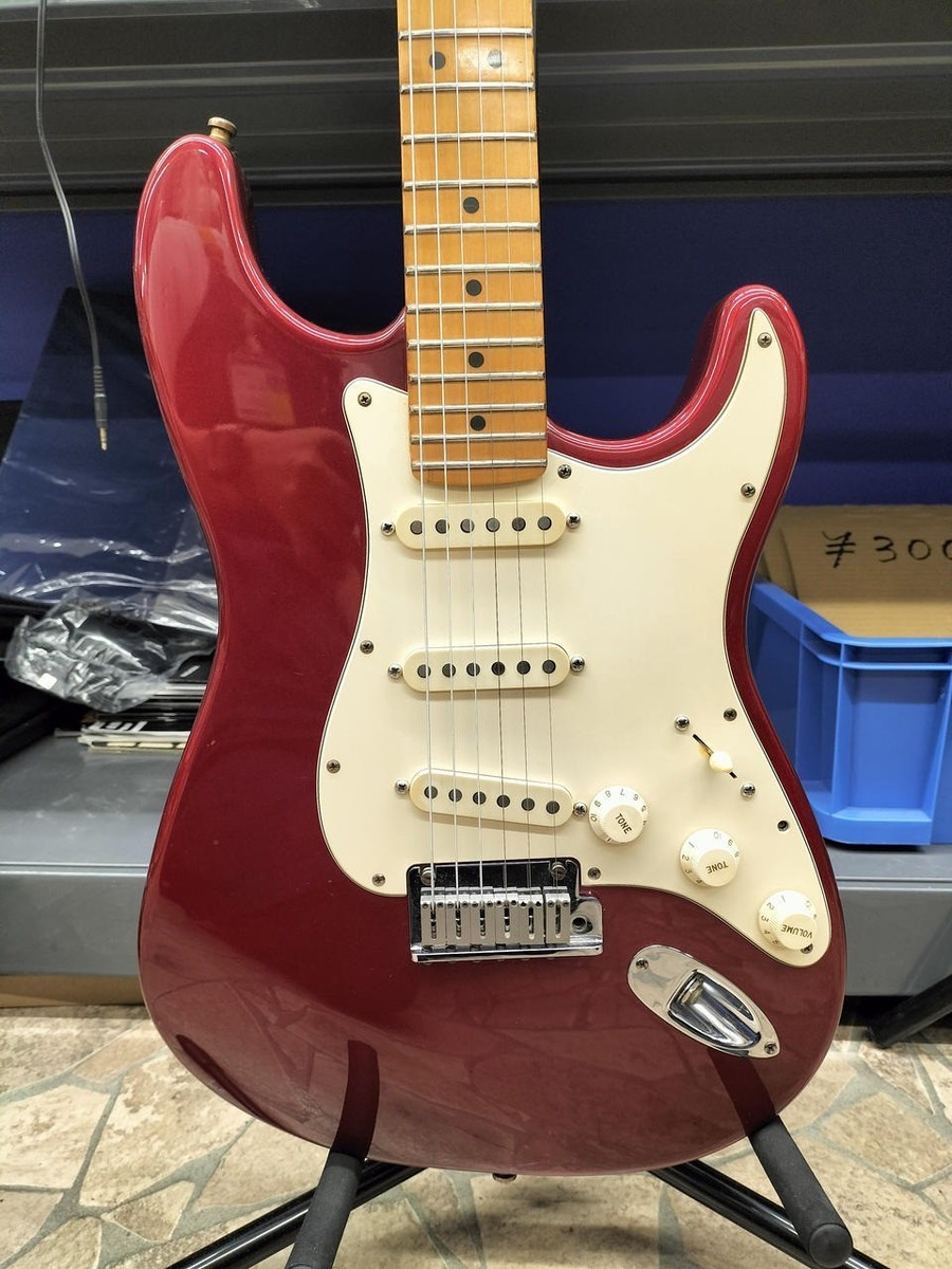 Fender american standard ストラトcandy apple Fender American Standard Stratocaster Candy Apple Red 1984
