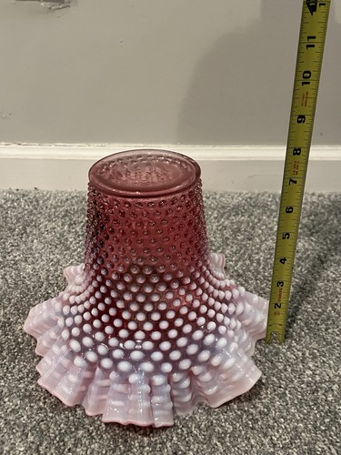 Jarrón vintage con volantes opalescentes Hobnail de arándano de vidrio Fenton - Imagen 6 de 8