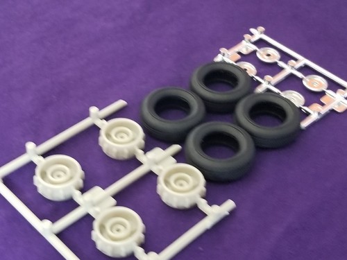 1970 Ford F100 4x4 TIRES WHEELS & HUBCAPS from Moebius 1:25 Model Kit 67-72 - Picture 3 of 19