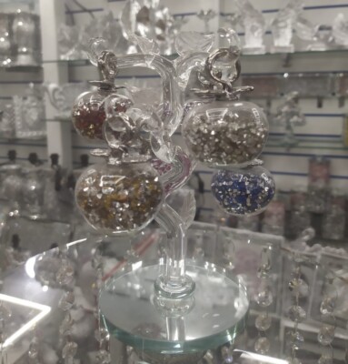 Mittlerer silberner und bunter geschliffener Diamant Kristall gefüllter Apfelbaum aus Glas