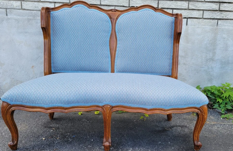 Antiguo Love Seat de arce estilo campestre francés de los años 40, recién tapizado Foto 2 de 4