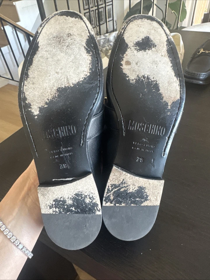 Zapatos planos Moschino de cuero negro para mujer Foto 3 de 4