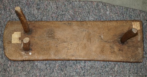 PRIMITIVE ANTIQUE 1740 SPANISH 18TH CENTURY THREE LEGGED BENCH OR COFFEE TABLE - Picture 18 of 20