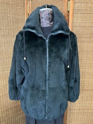 GET COMFORTABLE IN THIS EASY TO WEAR HUNTER GREEN LAPIN ZIPPER JACKET