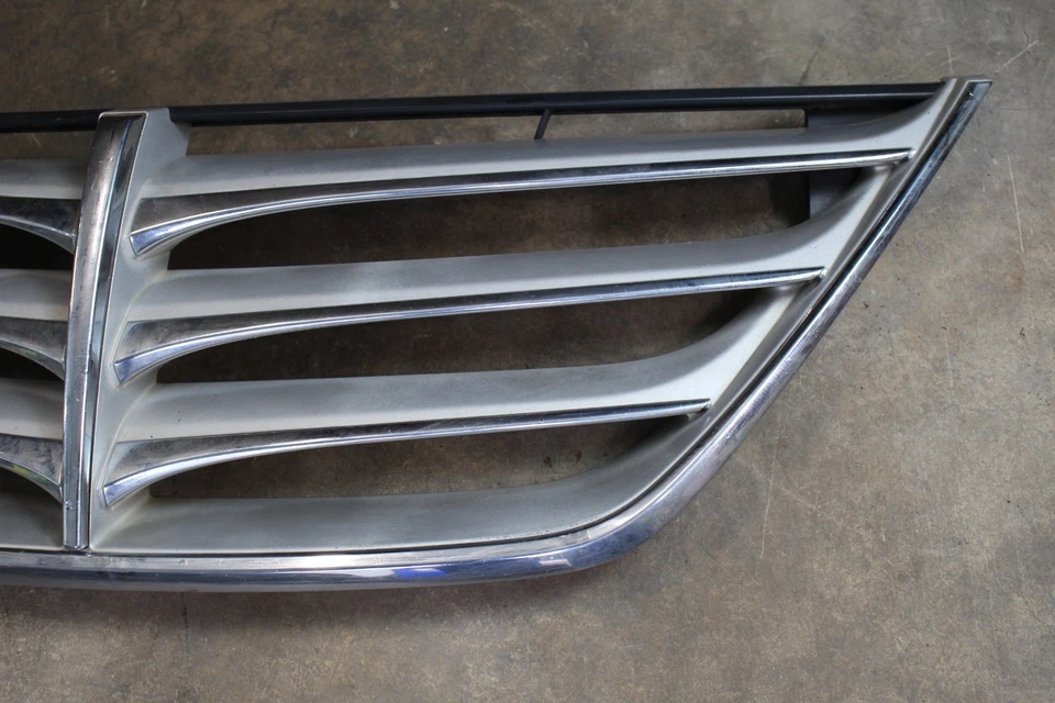 Hyundai Genesis 2009-2011 parrilla superior delantera plateada OEM, 86351-3M110 Foto 2 de 4