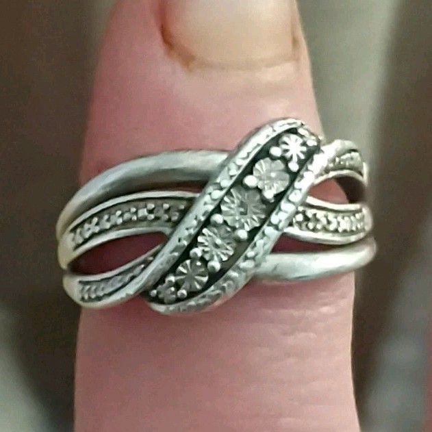 Silver Tone Crisscross Band Ring with Crystals Size 8 Fashion Jewelry