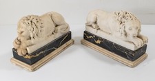 Antica coppia italiana di leoni in marmo bianco XIX secolo dopo Antonio Canova