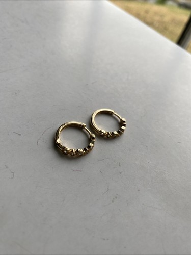 Orecchini a cerchio piccoli firmati CW tono oro di ispirazione geometrica - Foto 3 di 7