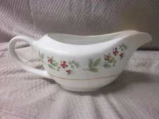 GIBSON Christmas Charm Delight Holiday Harmony Gravy Boat Holly Berries