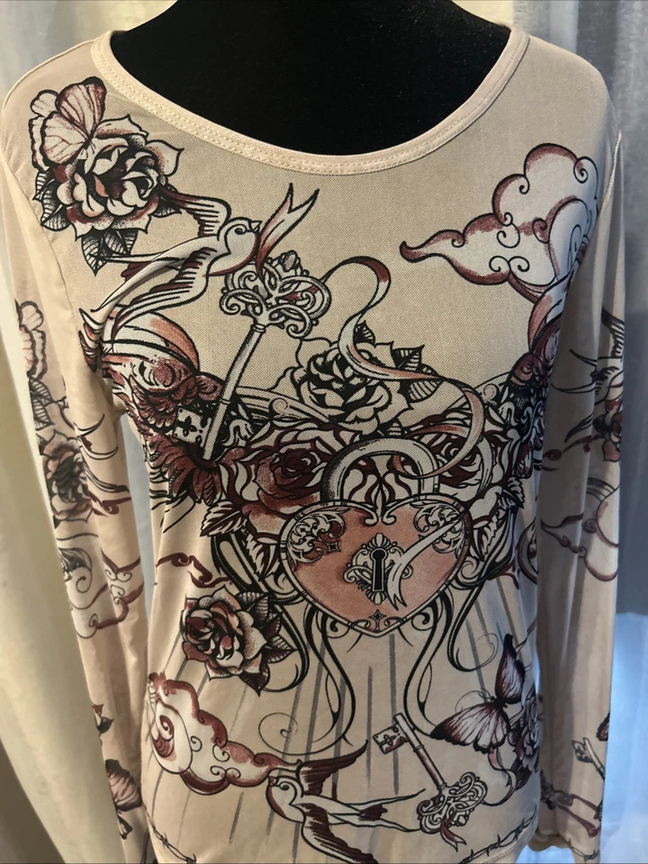 Top de mujer Affliction gráfico manga larga con diseño de corazón y floral Foto 2 de 4