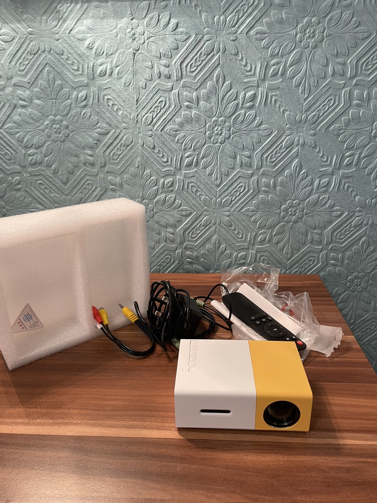 Mini Projector, Vamvo YG300 Pro Portable Projector Full HD 1080p