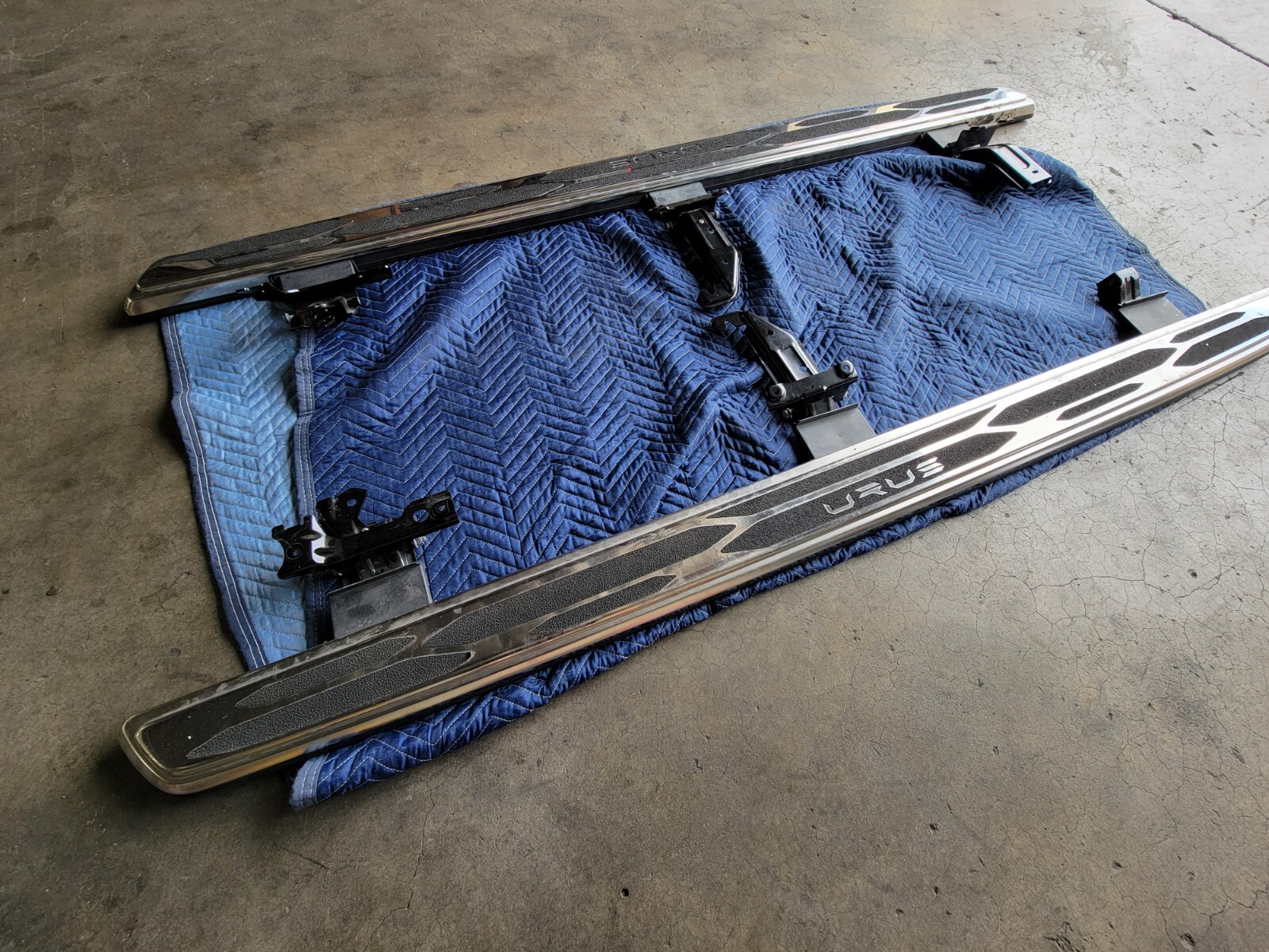 LAMBORGHINI URUS SIDE STEPS LEFT AND RIGHT OEM 4M0071065 4M0071066