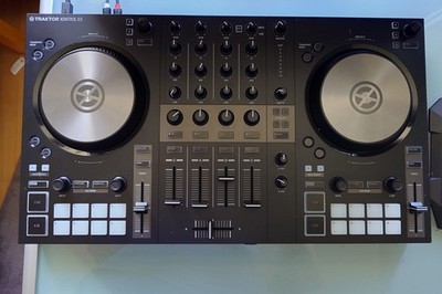 Native Instruments TRAKTOR KONTROL S3 4-Kanal DJ-Controller - Schwarz