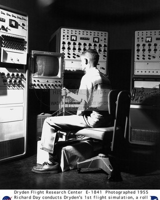 ENGINEER WITH GE DIFFERENTIAL ANALYZER FLIGHT SIMULATOR NACA 1955 8X10 PHOTO
