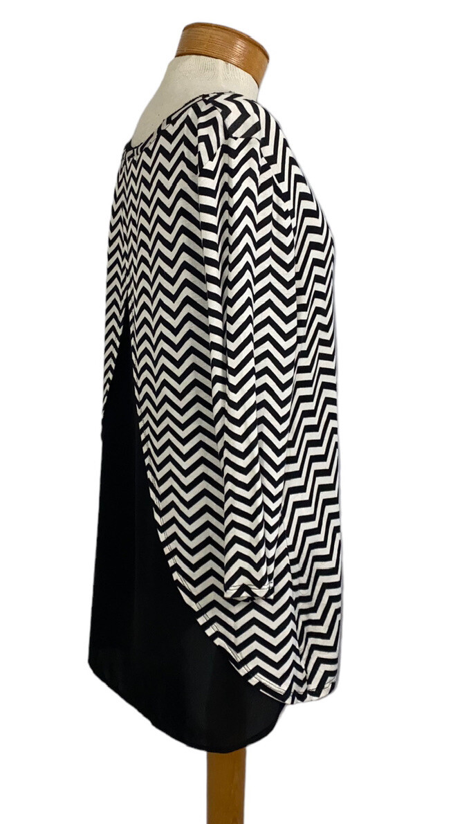 B.L.U.E Black White Chevron Pattern Split Back Lo… - image 6