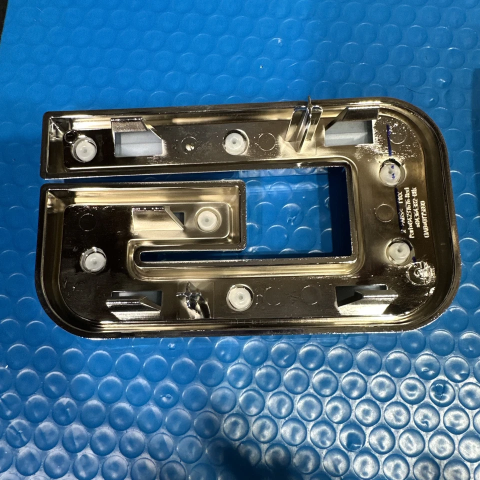 GMC 2022-25 parrilla emblema trasero cromo negro Foto 3 de 4