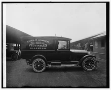 Photo:Semmes Motor Co. Chas. R. Howison truck, [1926]