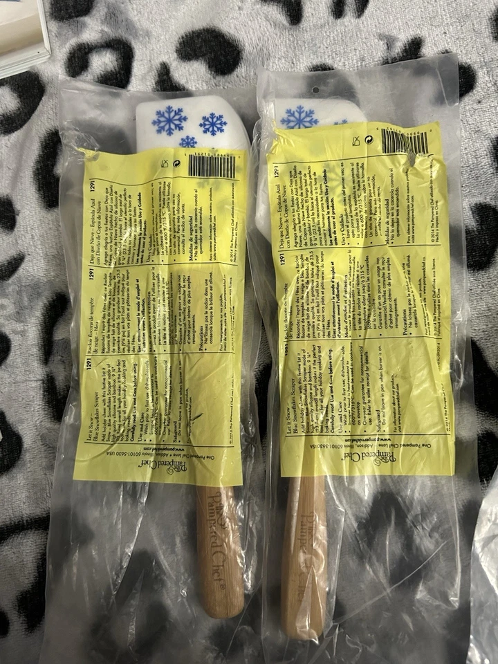Pampered Chef Spatulas (4) & Holiday Desserts Cookbook (4) Lot Christmas - Image 3 of 4