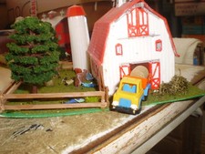 HO scale  Barn white red roof detailed  w/silo Bachmann  MAKE OFFER