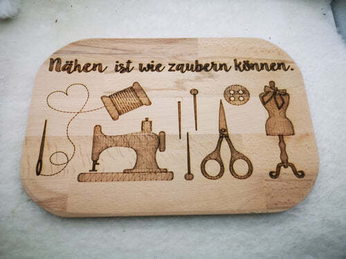 Wollschaaarfes Schneidebrettchen/ Frühstücksbrettchen "Nähen" - Bild 1 von 1
