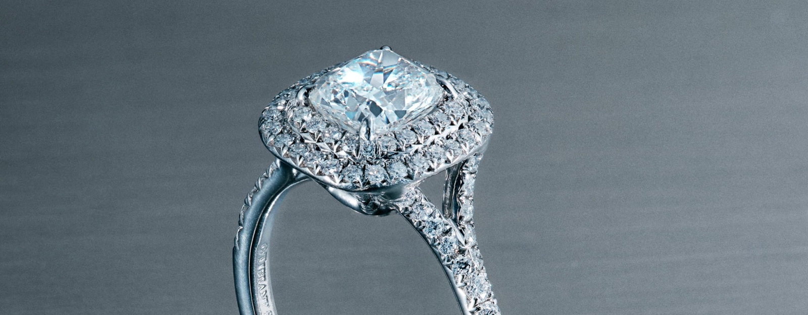 Ein funkelnder Diamantring mit Halo-Fassung und edler Verzierung auf der Ringschiene