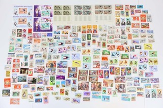 REP DE MADAGASCAR LOT DE TIMBRES ET BLOCS FEUILLETS NEUFS DE BELLE QUALITE